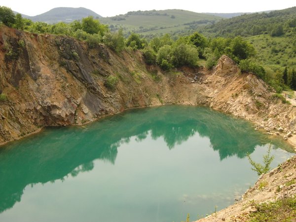 Beňatinské jazero - zatopený travertínový lom s tyrkysovou vodou