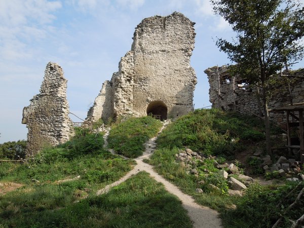 Hrad Vinné - zrúcanina gotického hradu nad obcou Vinné