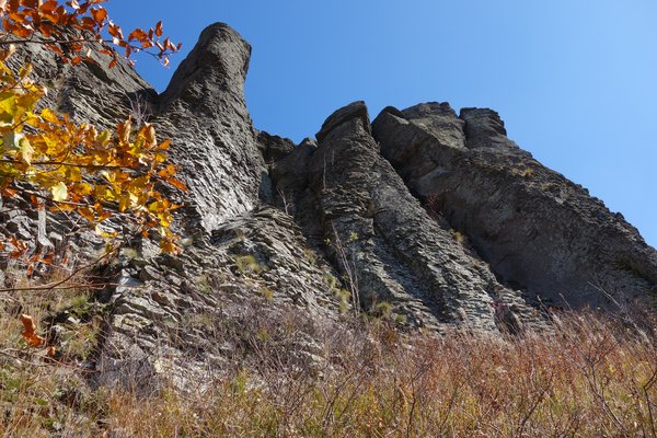 Sninský kameň - skalný útvar vo Vihorlatských vrchoch (jesenná fotografia)